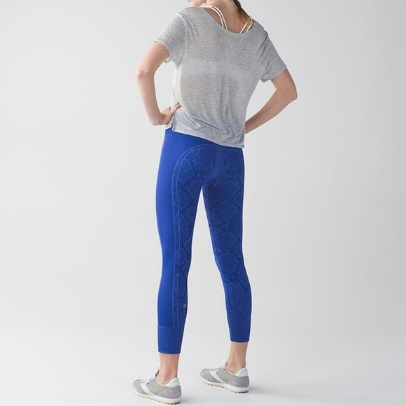 EUC Lululemon Ebb To Street Snake Print Leggings Sapphire Blue Size 4 - Picture 2 of 16